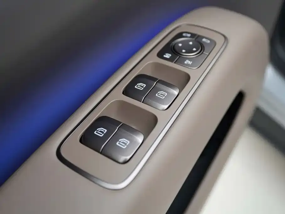 Li Auto i8 — фото 7