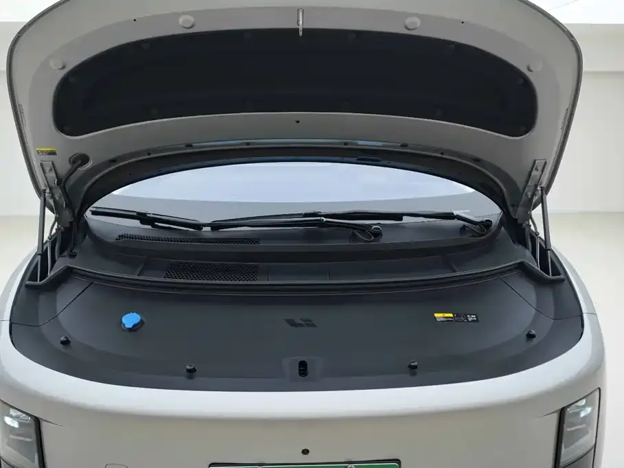Li Auto i8 — фото 3