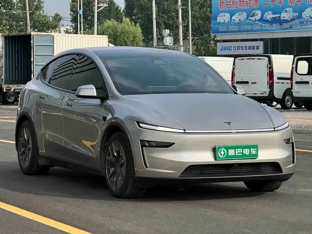 Tesla Model Y L — фото 10