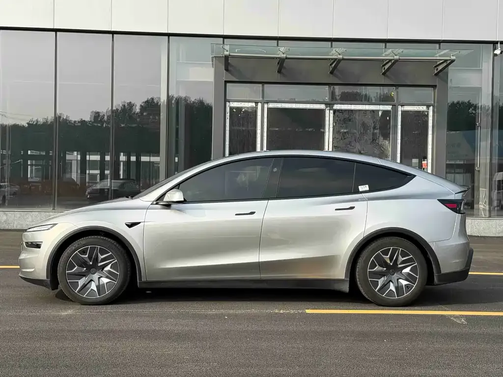 Tesla Model Y L — фото 2