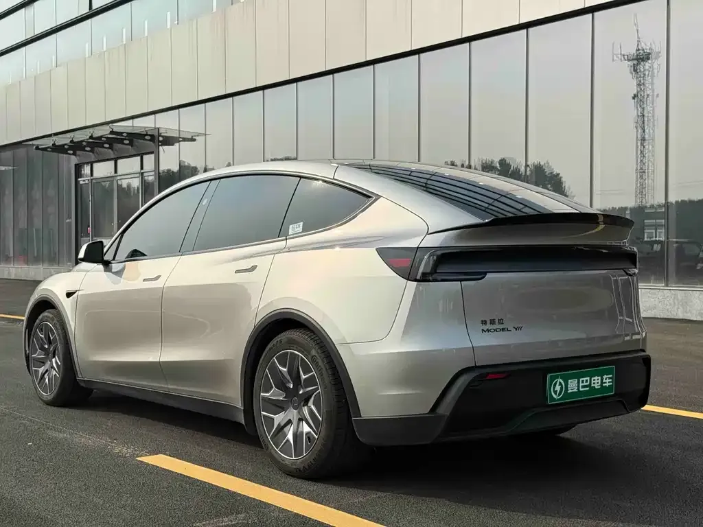 Tesla Model Y L — фото 3