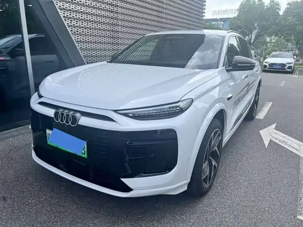Audi Q6L e-tron — фото 1