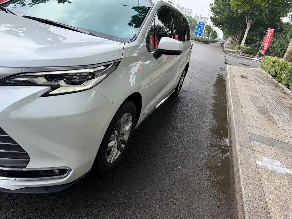 Toyota Sienna — фото 10