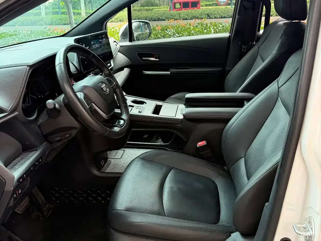 Toyota Sienna — фото 4