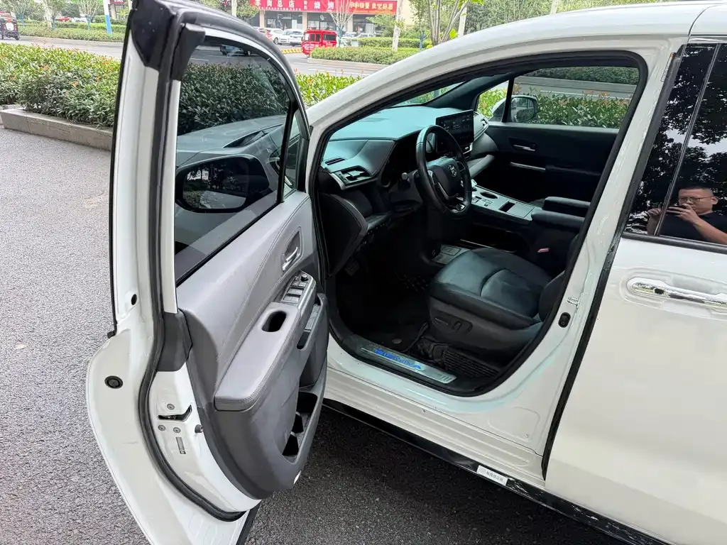 Toyota Sienna — фото 6
