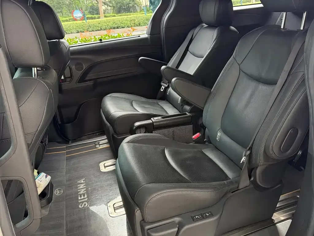 Toyota Sienna — фото 3