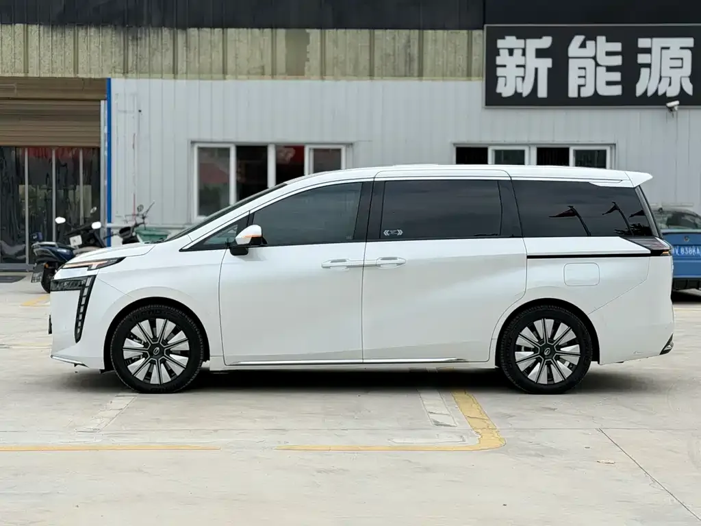 GAC Motor 传祺E8 PHEV — фото 8