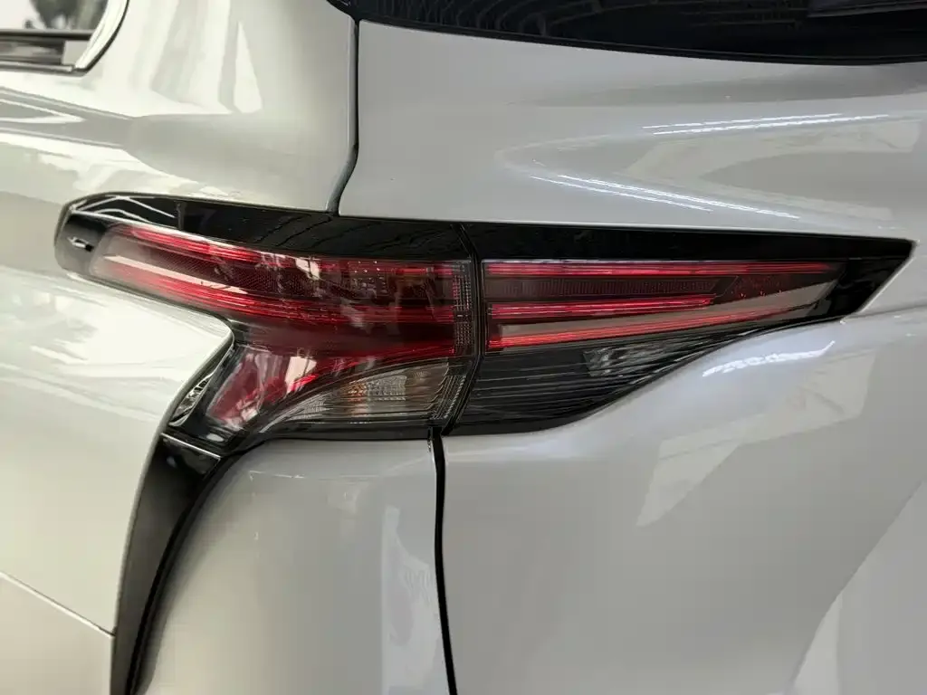 Toyota Granvia — фото 6