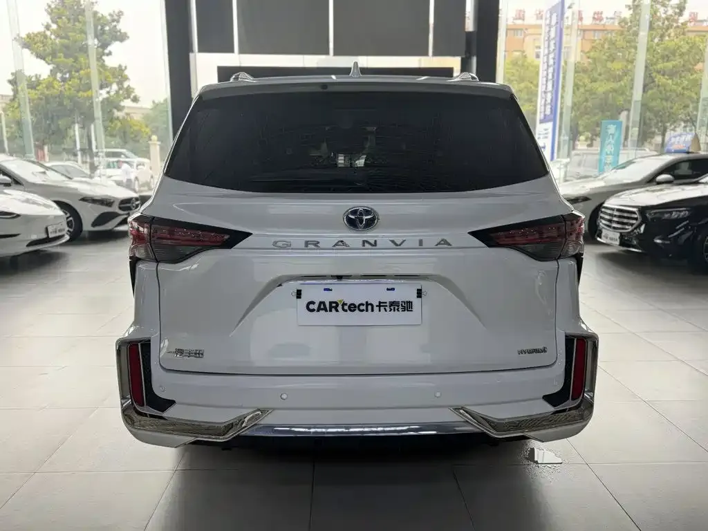 Toyota Granvia — фото 2