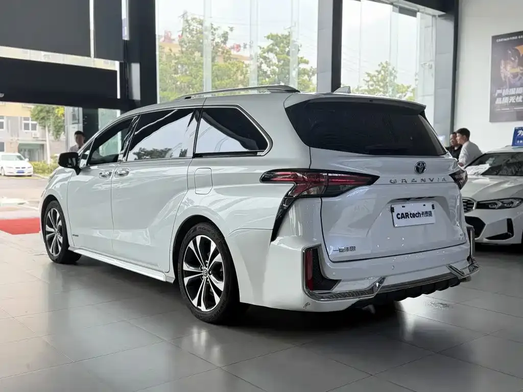 Toyota Granvia — фото 4