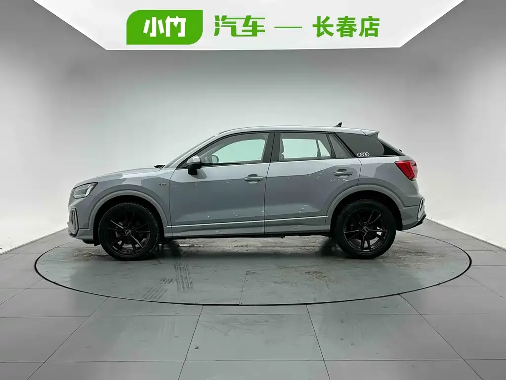 Audi Q2L — фото 6
