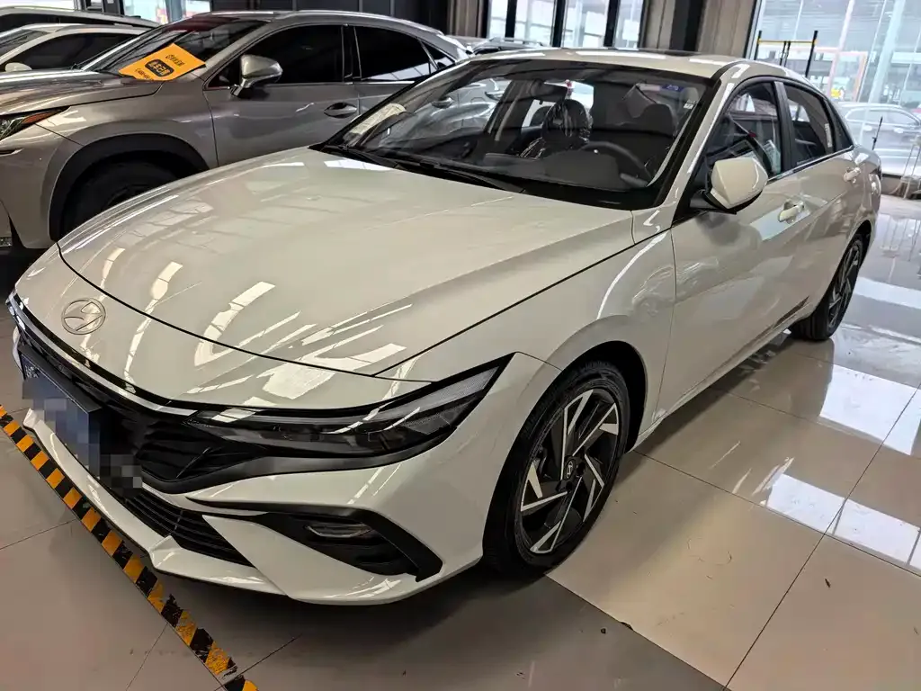 Hyundai Elantra — фото 1