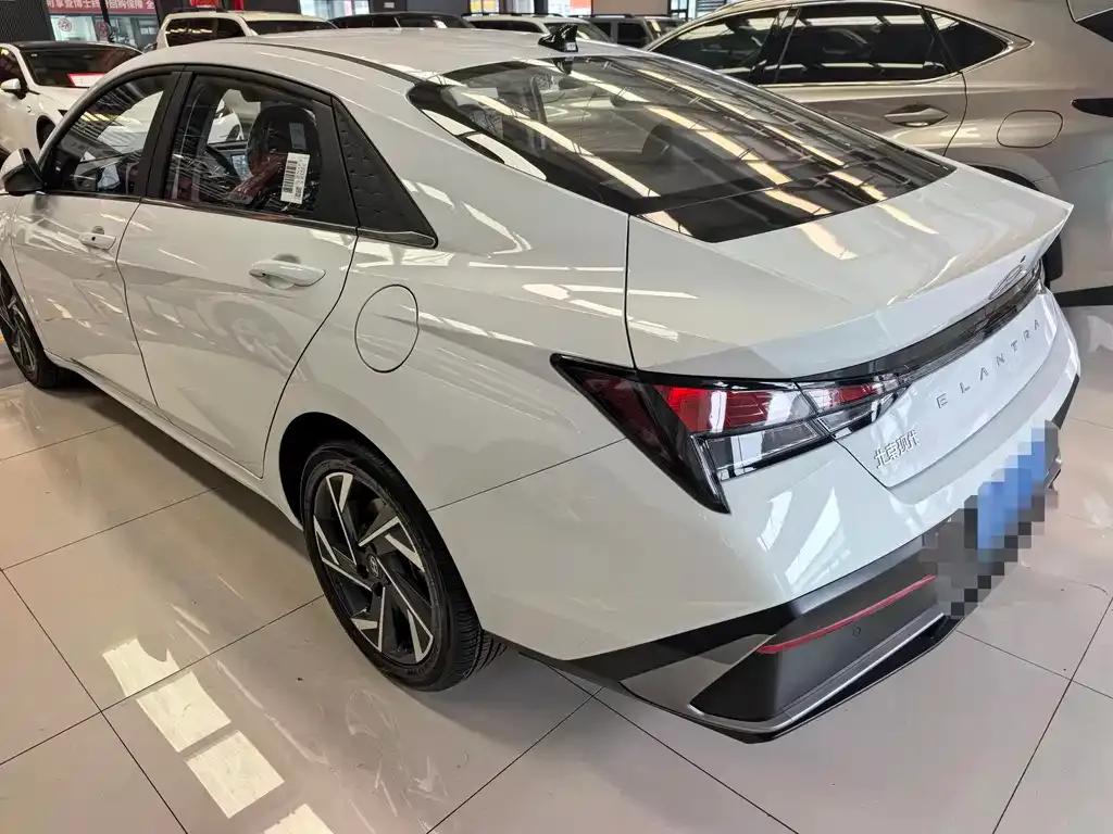 Hyundai Elantra — фото 4