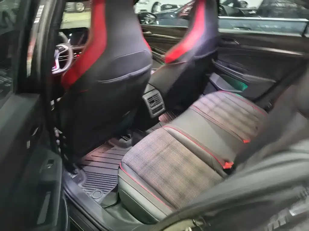 Volkswagen Golf GTI — фото 8