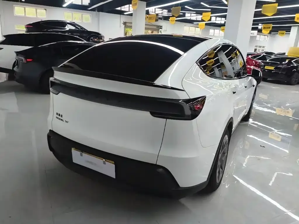 Tesla Model Y L — фото 8