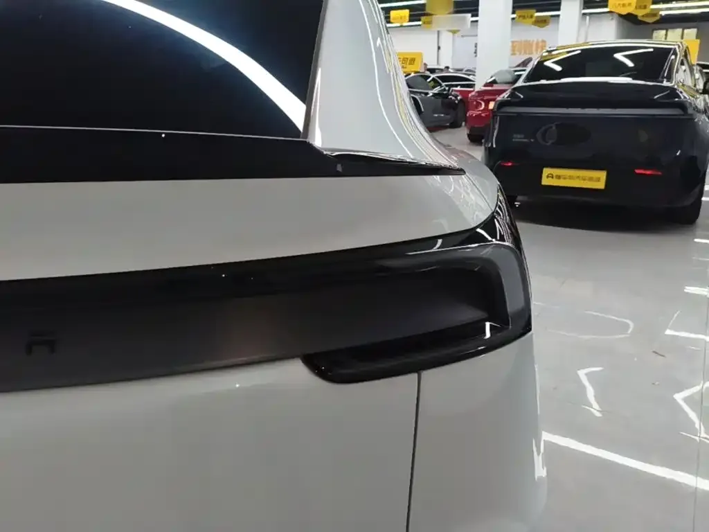Tesla Model Y L — фото 6