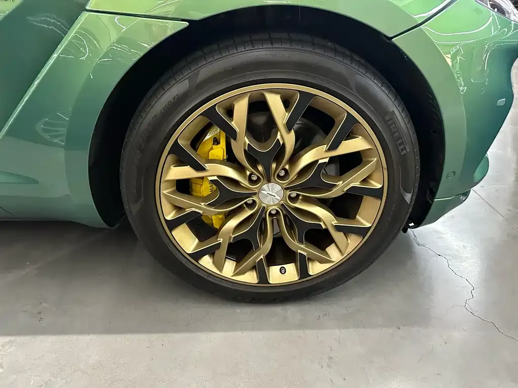Aston Martin DBX — фото 3
