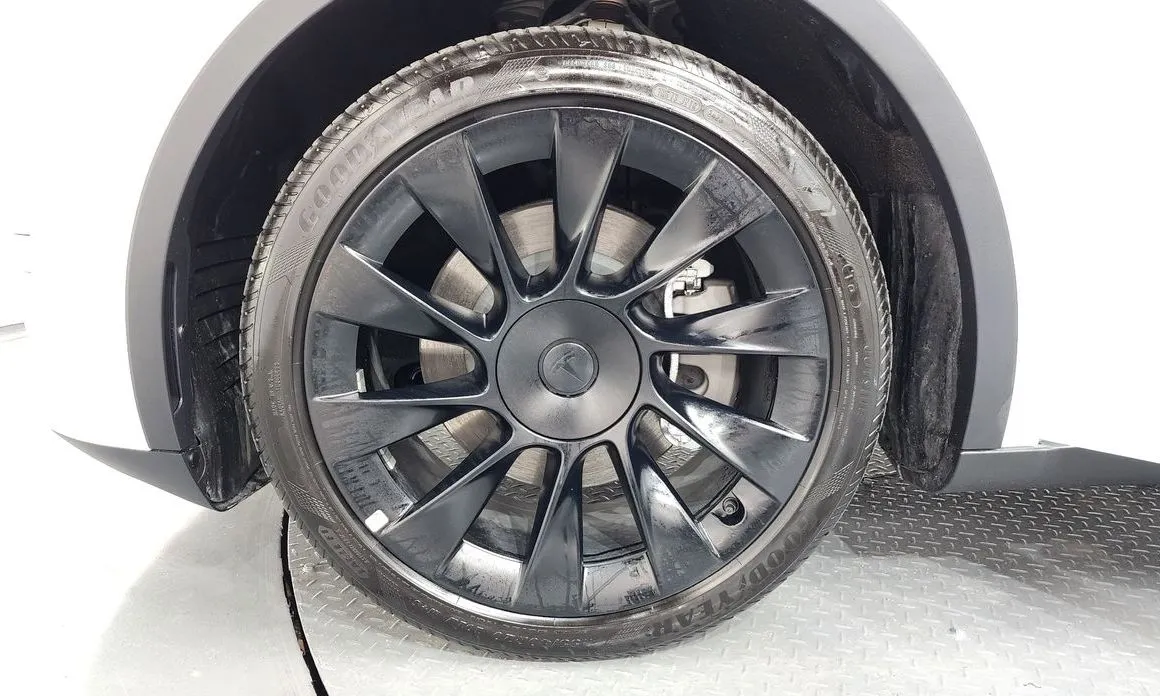 Tesla Model Y — фото 10