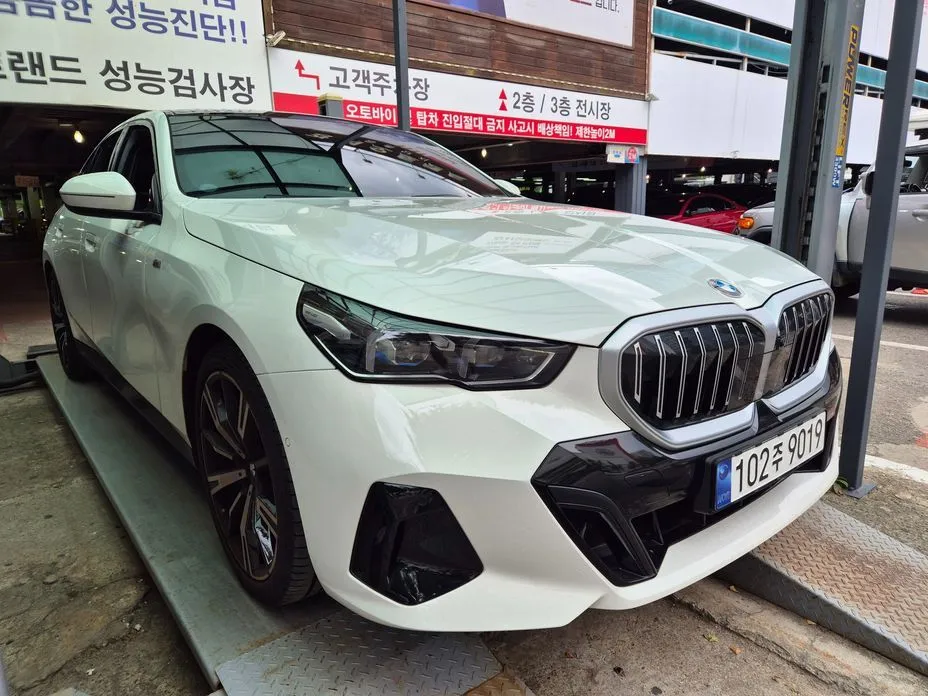 BMW 5-Series 2024 из KR, фото 3