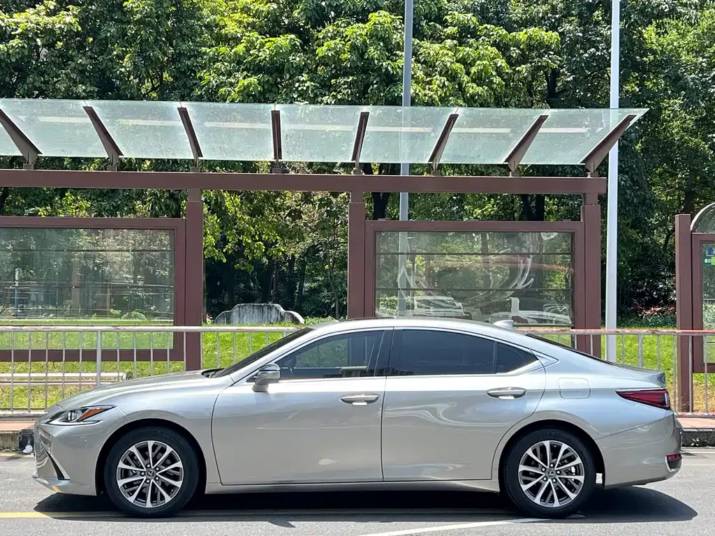 Lexus ES — фото 8