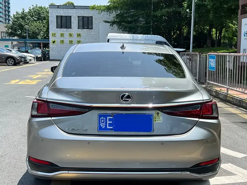 Lexus ES — фото 9