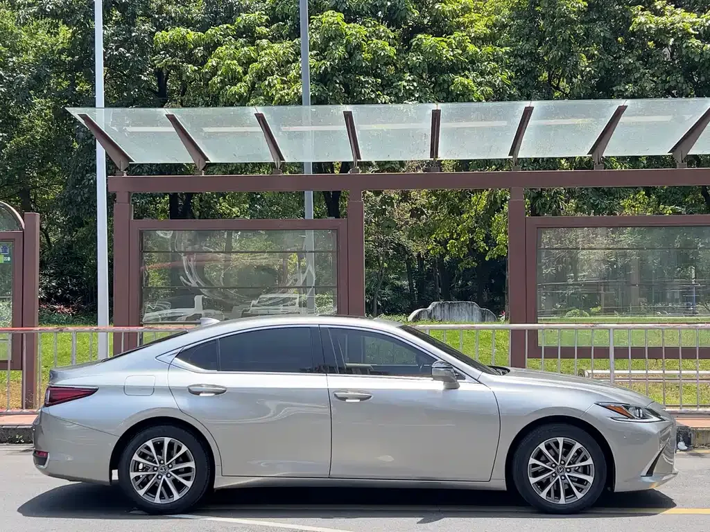 Lexus ES — фото 10