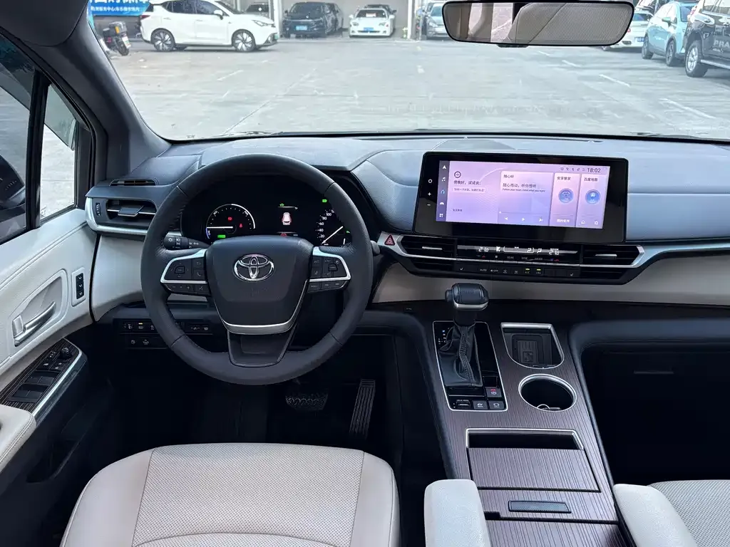 Toyota Granvia — фото 2