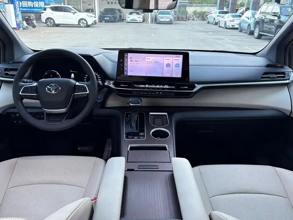 Toyota Granvia — фото 6