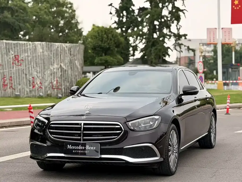 Mercedes-Benz E-Class — фото 1