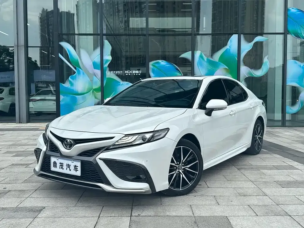 Toyota Camry — фото 1