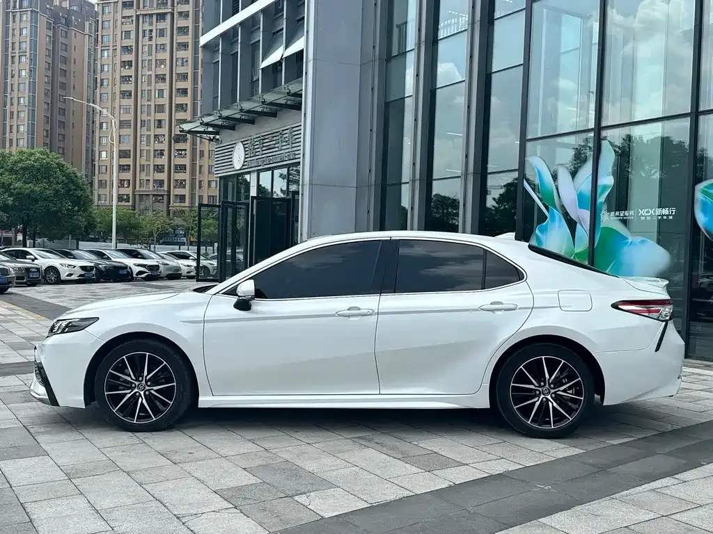 Toyota Camry — фото 10