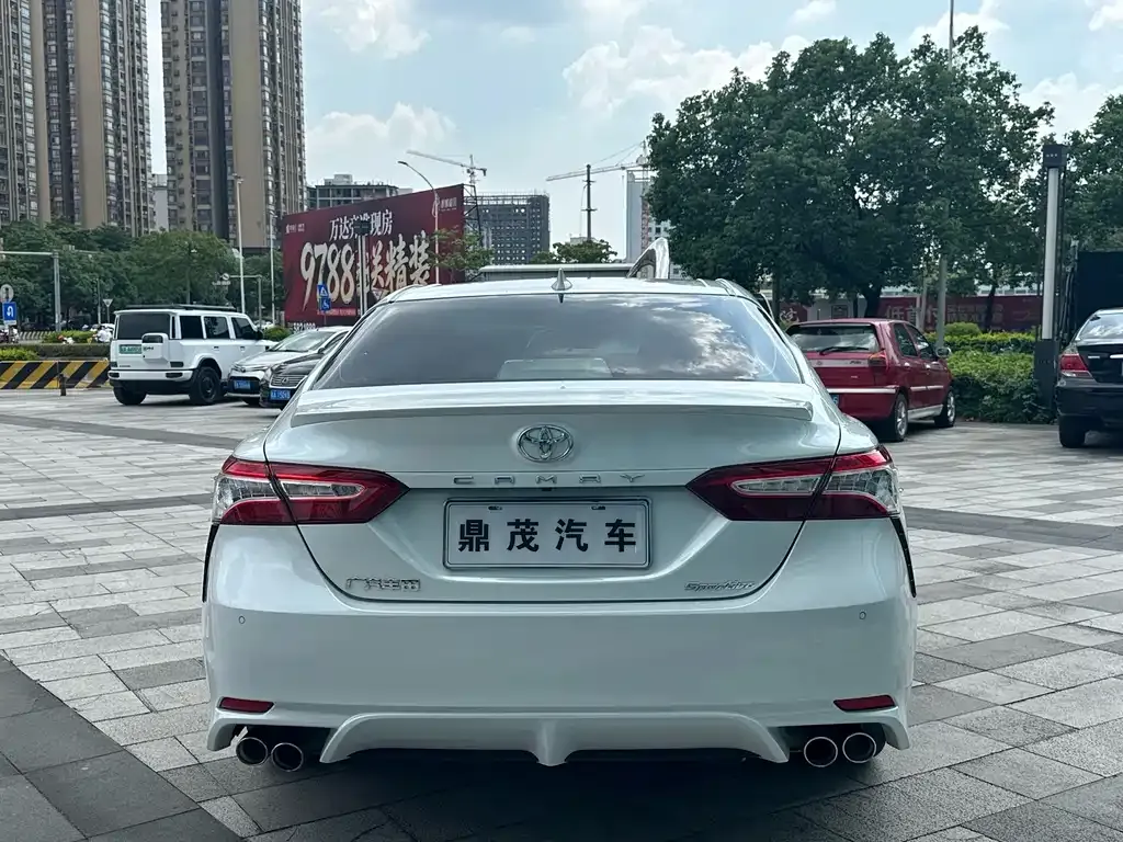 Toyota Camry — фото 6