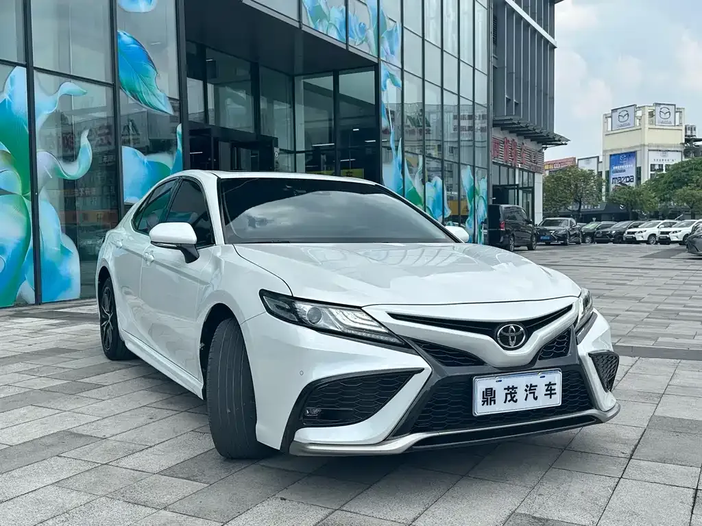 Toyota Camry — фото 8