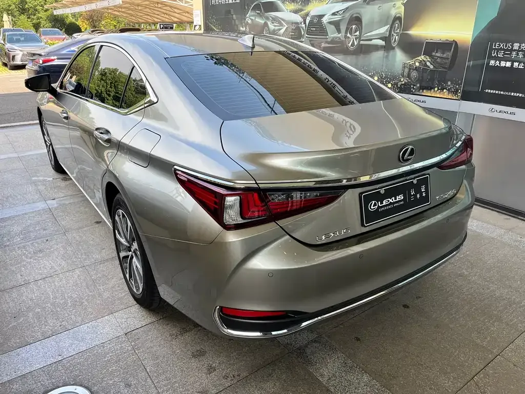 Lexus ES — фото 8