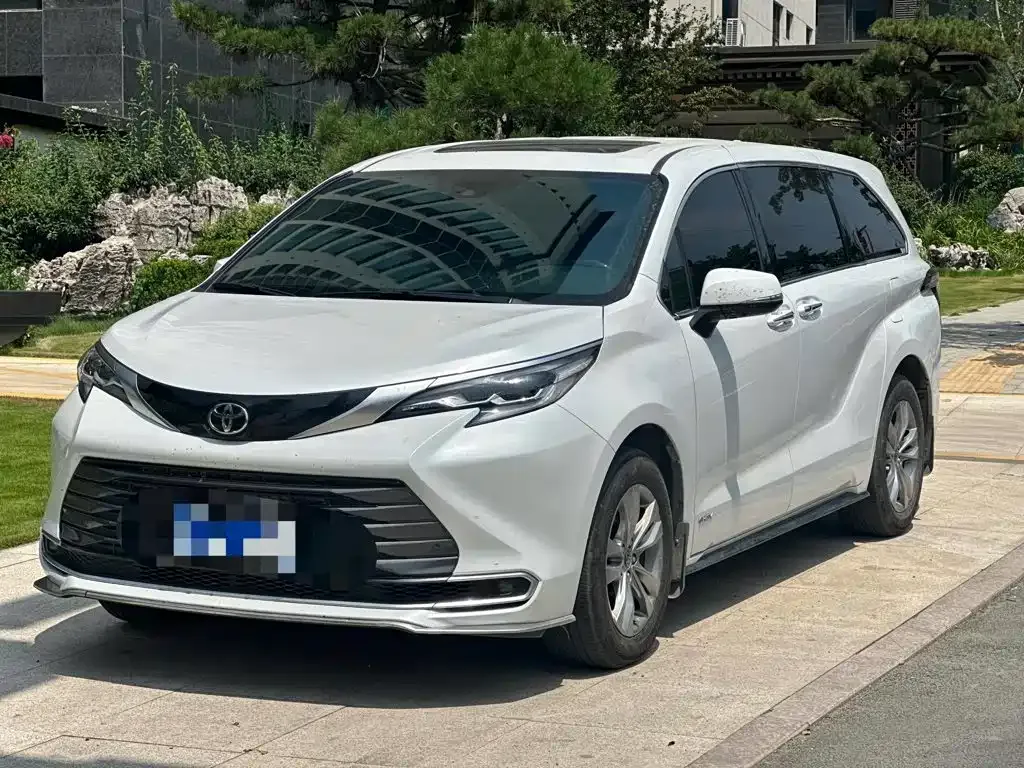 Toyota Sienna — фото 1
