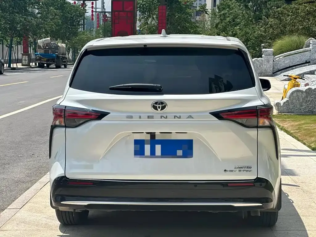 Toyota Sienna — фото 2