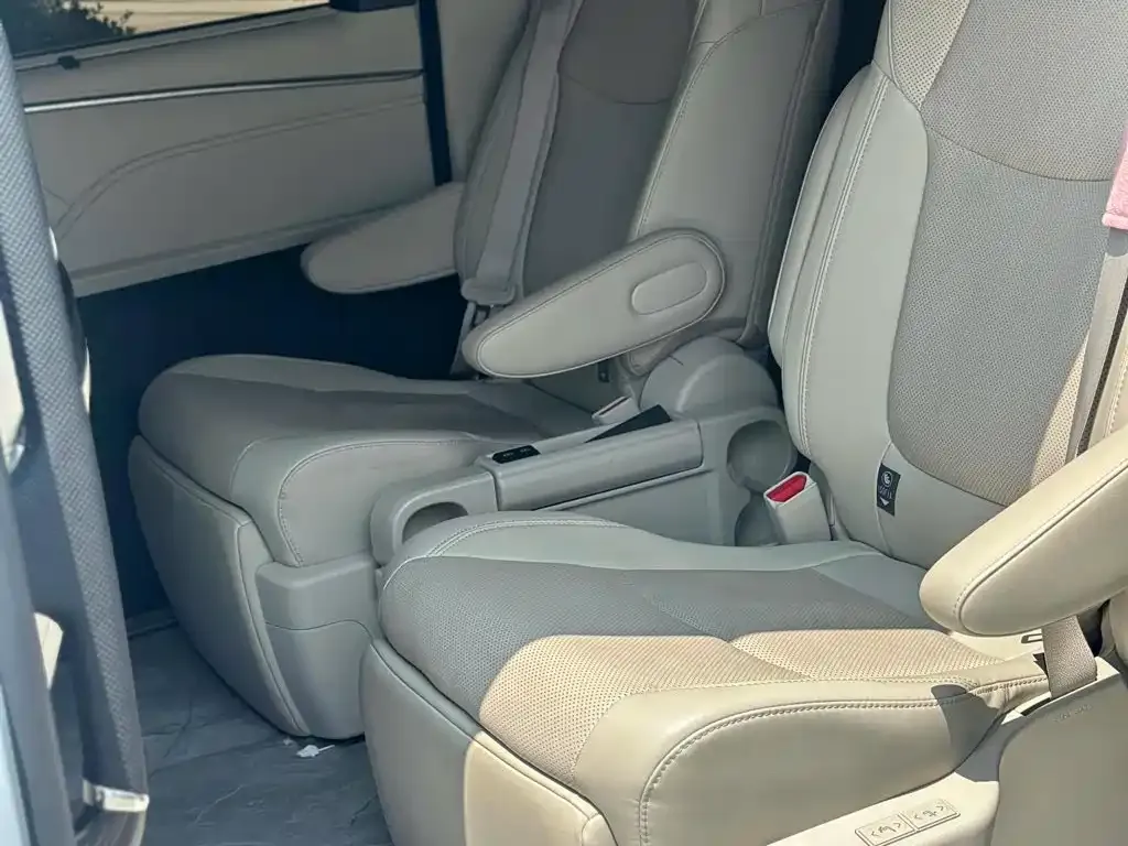 Toyota Sienna — фото 9