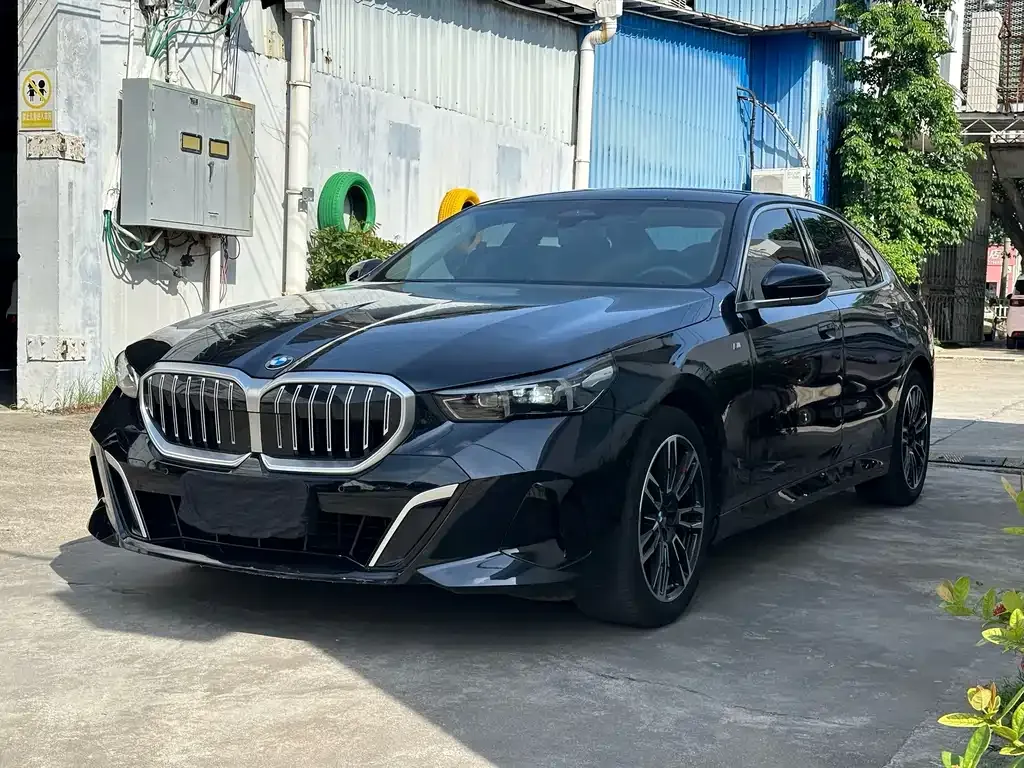BMW 5 Series — фото 1