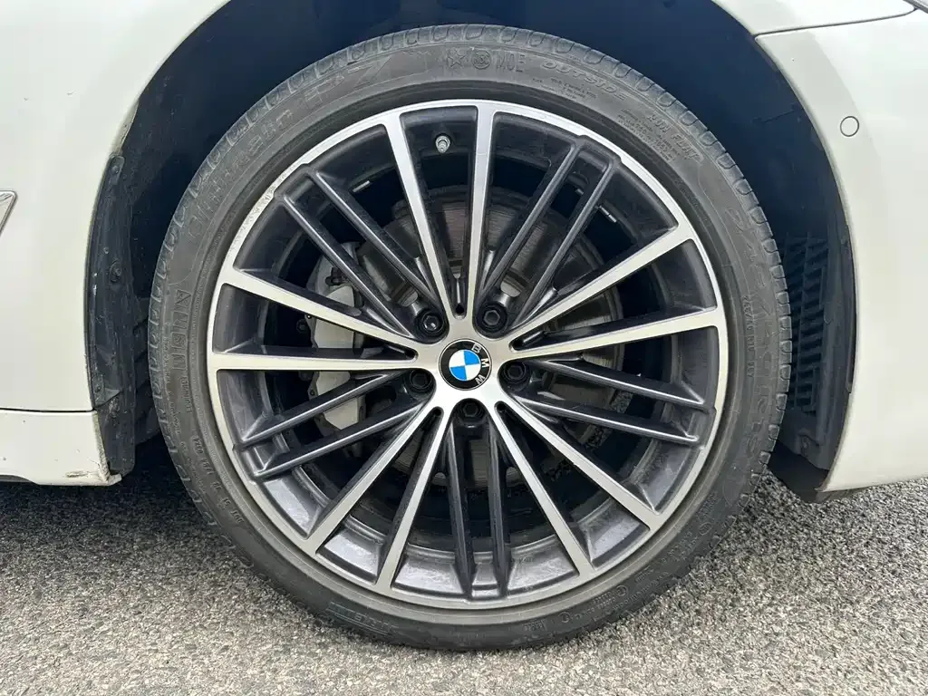 BMW 5 Series — фото 9