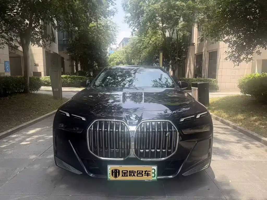 BMW i7 — фото 7