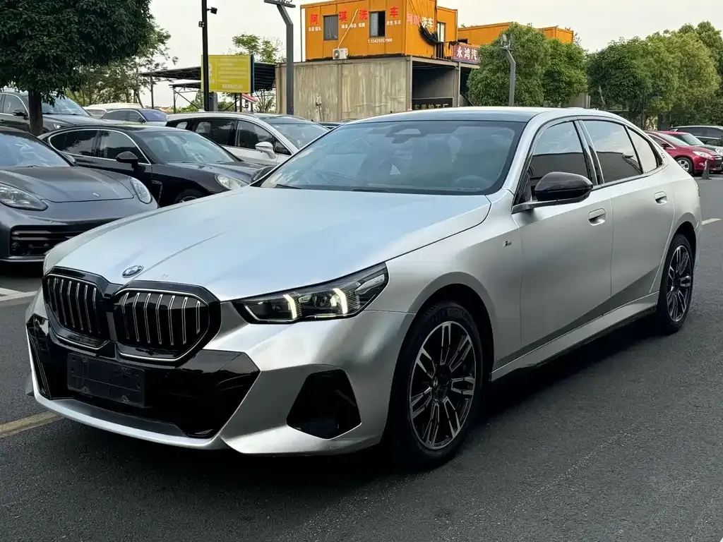 BMW 5 Series — фото 1