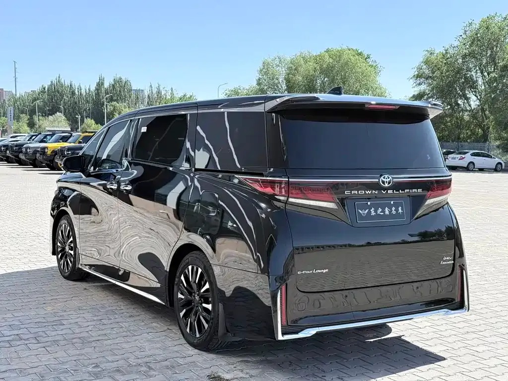 Toyota Vellfire — фото 1