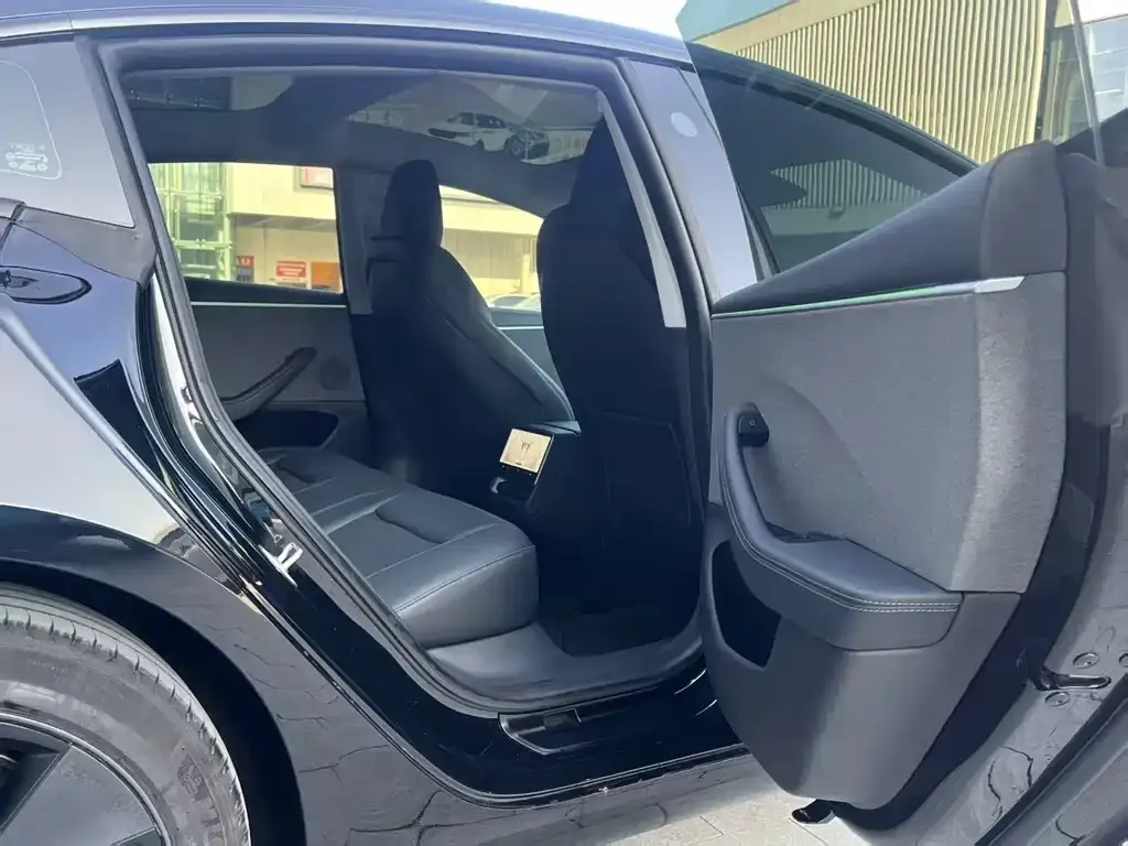 Tesla Model 3 — фото 10