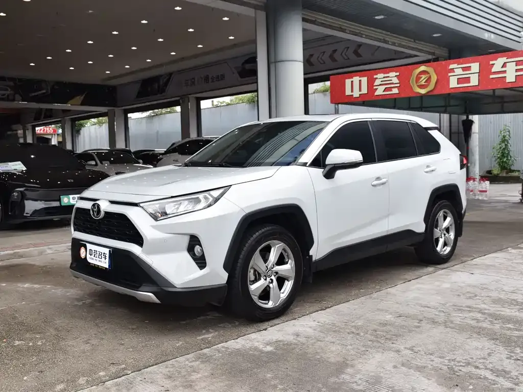 Toyota RAV4 — фото 1