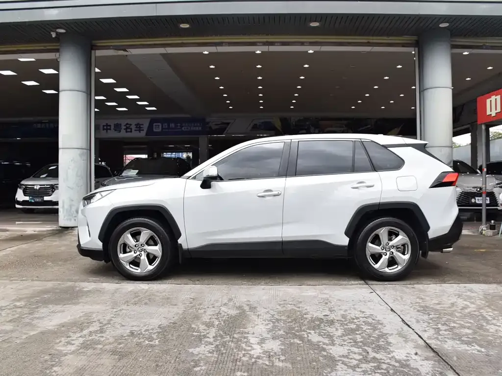 Toyota RAV4 — фото 2