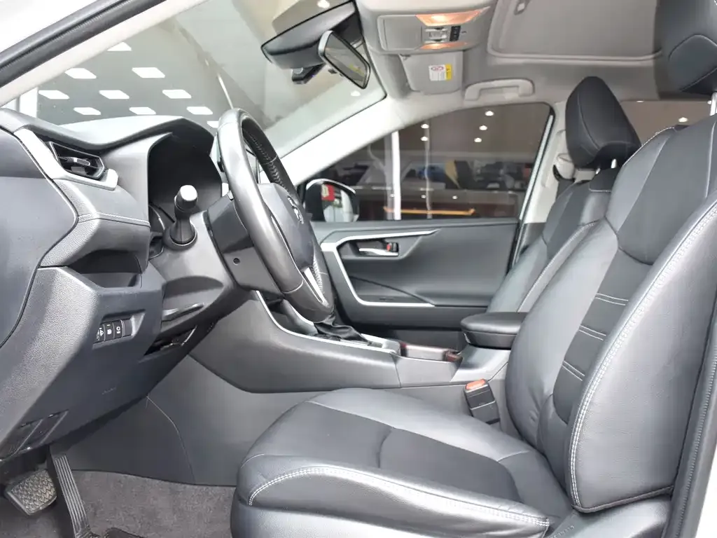 Toyota RAV4 — фото 7