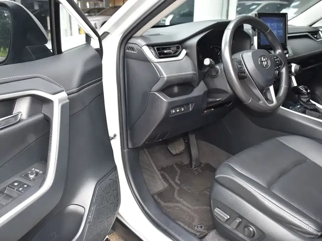Toyota RAV4 — фото 9