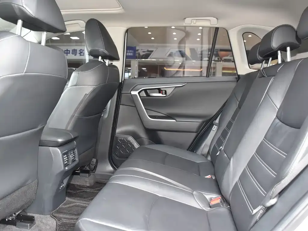 Toyota RAV4 — фото 6