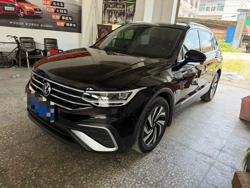Volkswagen Tiguan L — фото 1