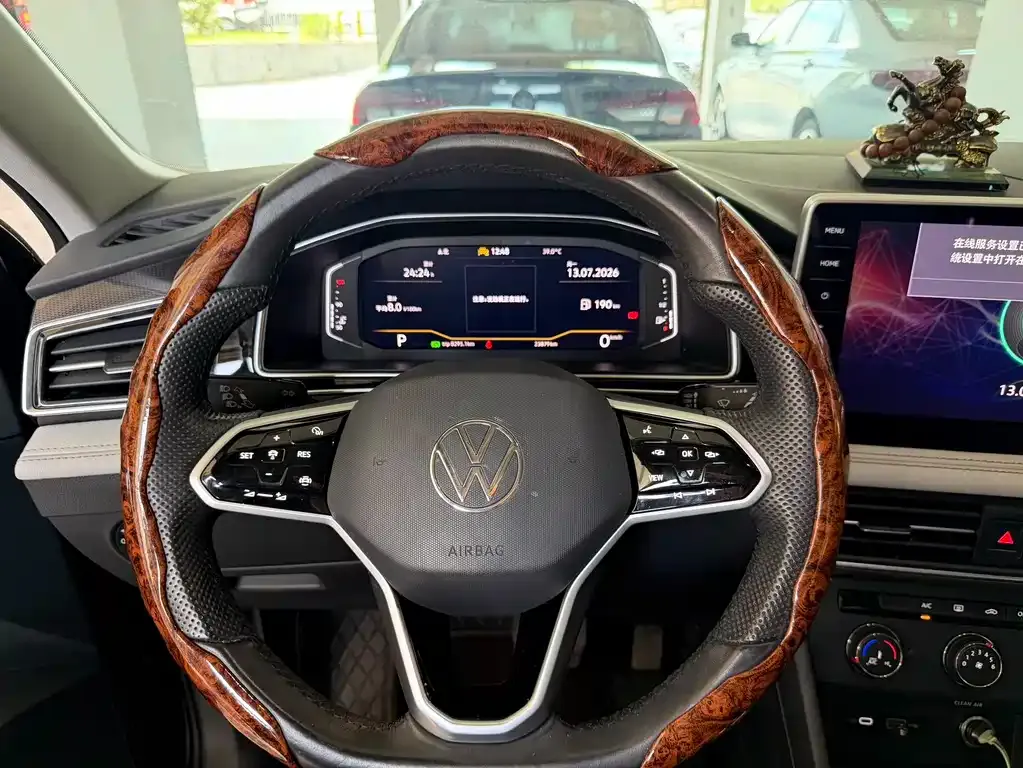 Volkswagen Tiguan L — фото 6